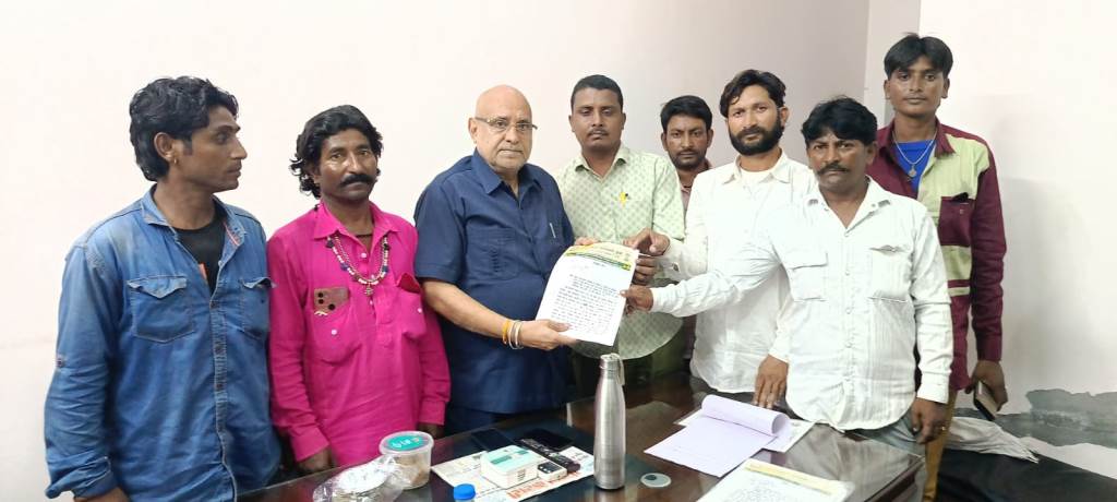 Delegation of liberated nomadic families submits demand letter to Avinash Rai Khanna demands to set up caste certificate camp for NatMadari community